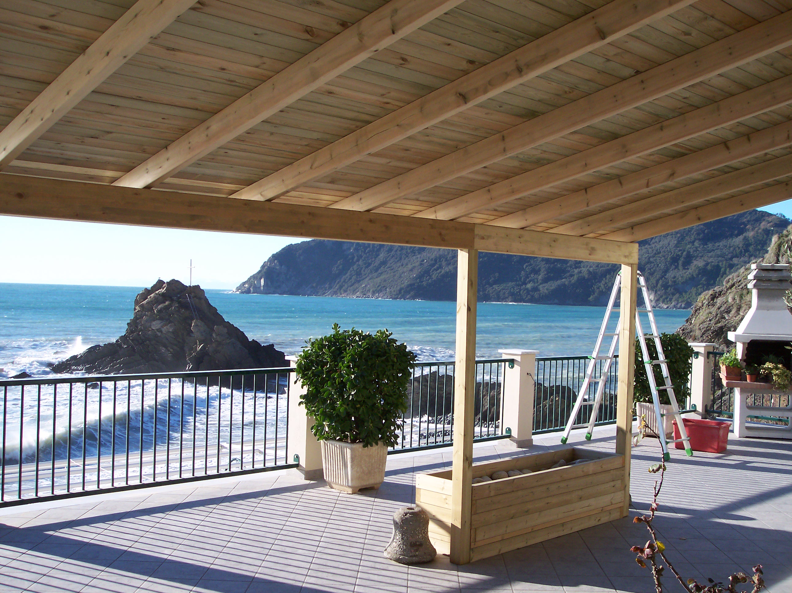 Pergola in legno su terrazza fronte mare 