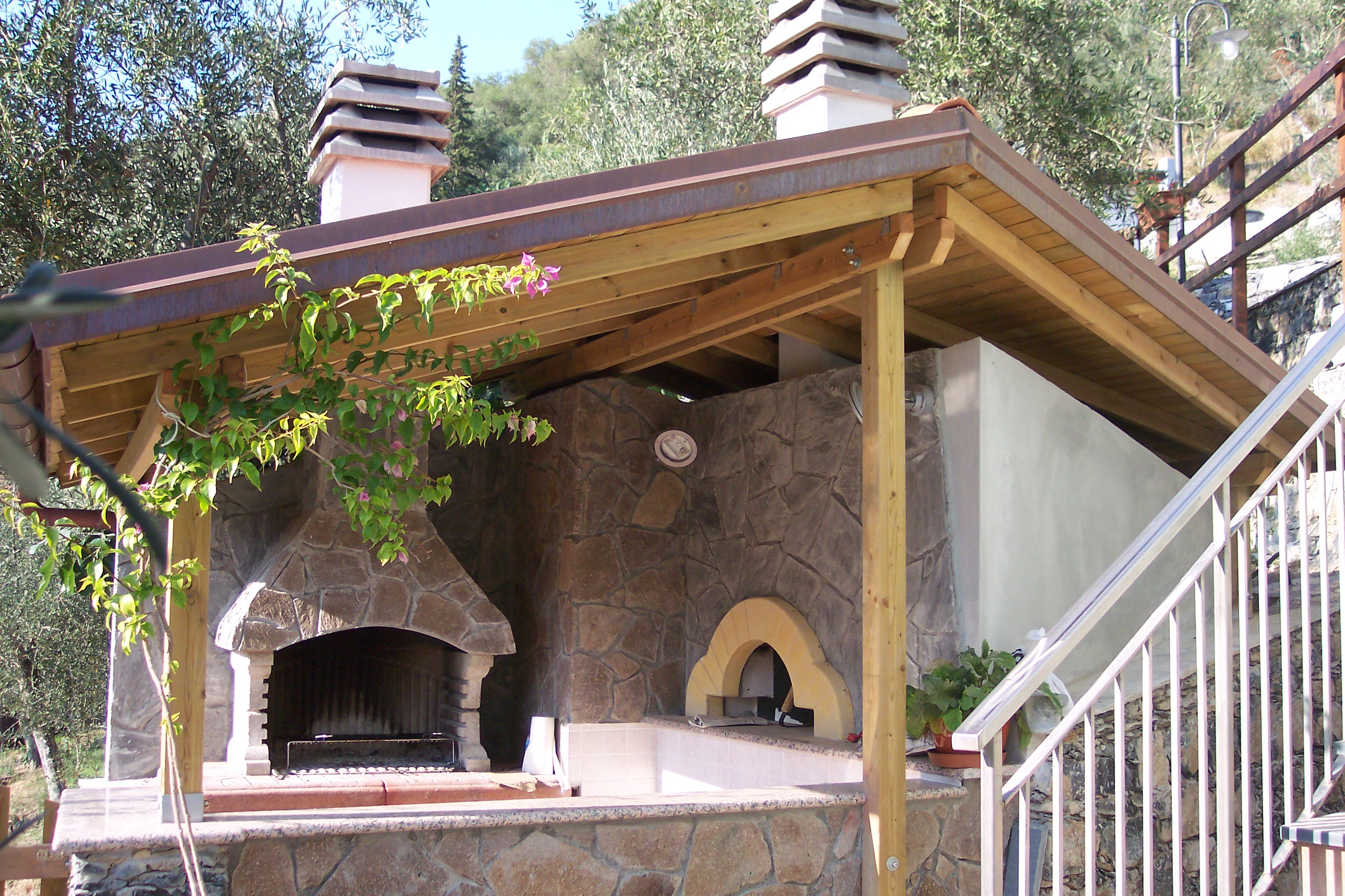 Tettoia in legno per zona barbecue e forno – Villa privata
