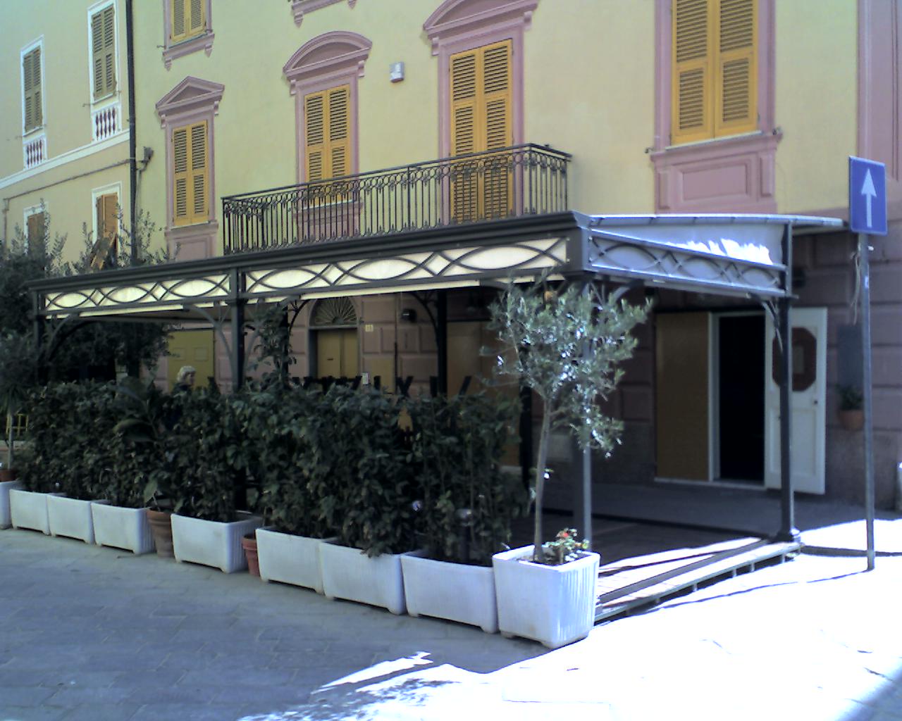 Dehor in ferro con copertura – Centro storico