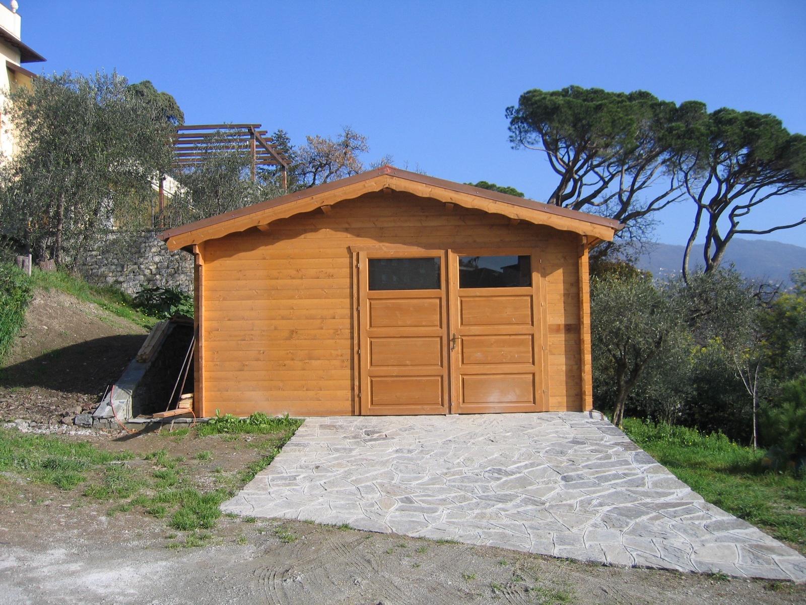 Garage in legno con tetto a doppia falda 